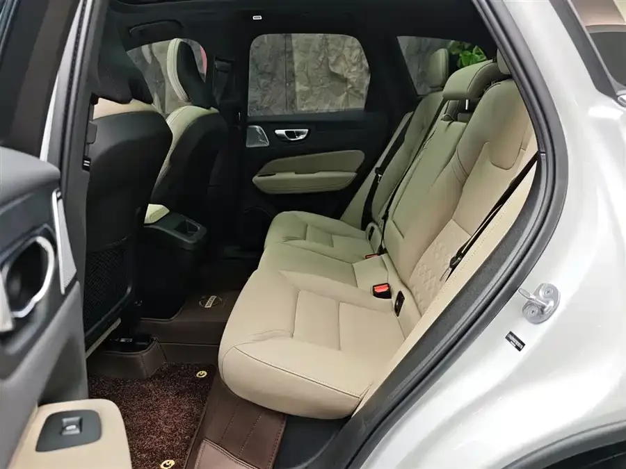 Volvo XC60 2025 B5 4WD Zhiyi Luxury Edition 2025 — миниатюра 3