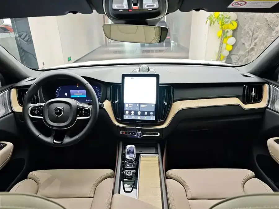 Volvo XC60 2025 B5 4WD Zhiyi Luxury Edition 2025 — миниатюра 4