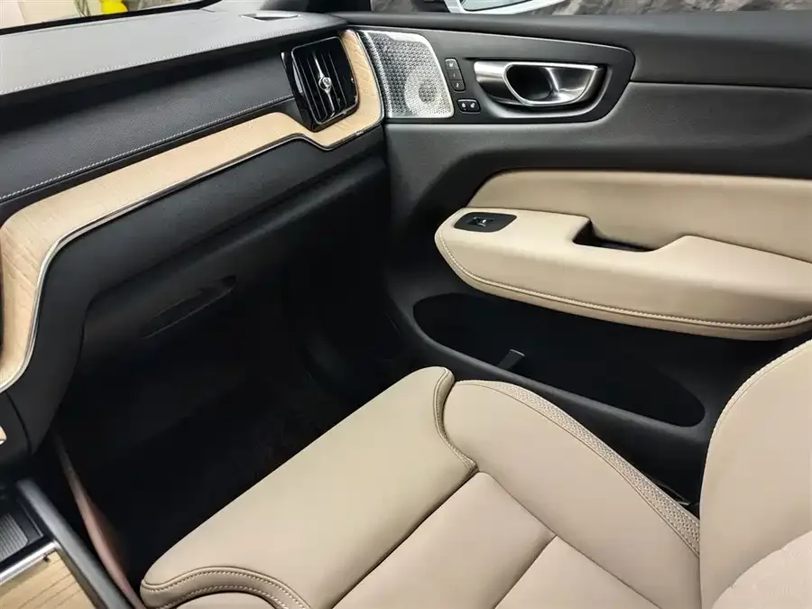 Volvo XC60 2025 B5 4WD Zhiyi Luxury Edition 2025 — миниатюра 5