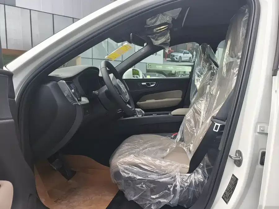 Volvo XC60 2026 B5 4WD Zhiyi Luxury Edition 2026 — миниатюра 3