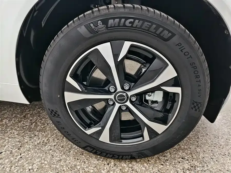 Volvo XC60 2026 B5 4WD Zhiyi Luxury Edition 2025 — миниатюра 4