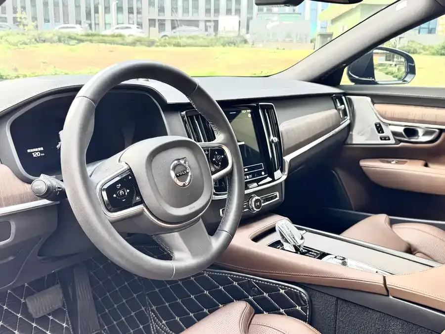 Volvo S90 2024 B5 Smart Luxury Edition 2024 — миниатюра 3