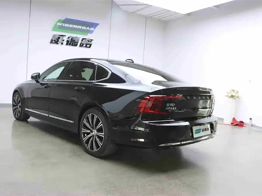 Volvo S90 2024 B5 Zhiyuan Luxury Edition 2024 — миниатюра 2