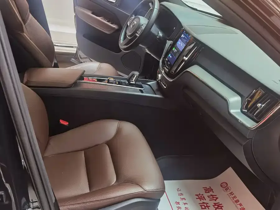 Volvo XC60 2024 B5 4WD Zhiyi Luxury Edition 2024 — миниатюра 2