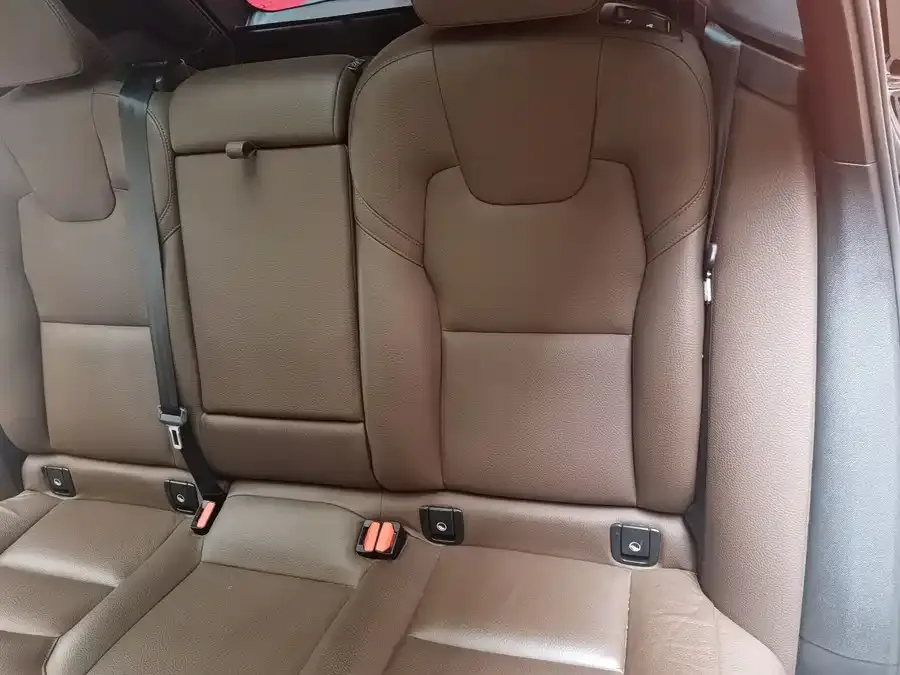 Volvo XC60 2024 B5 4WD Zhiyi Luxury Edition 2024 — миниатюра 3