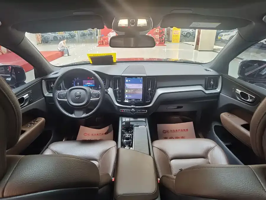 Volvo XC60 2024 B5 4WD Zhiyi Luxury Edition 2024 — миниатюра 4