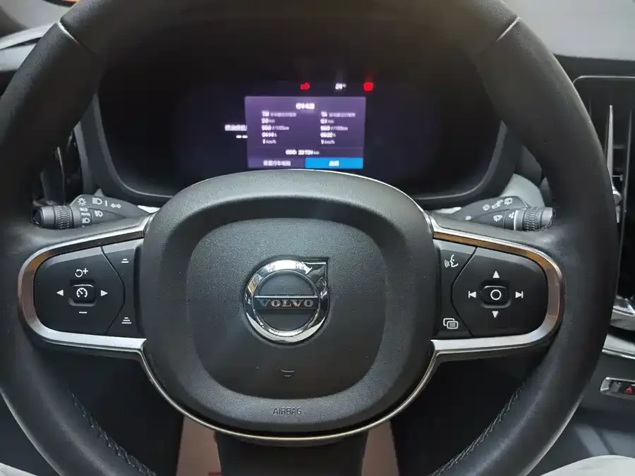 Volvo XC60 2024 B5 4WD Zhiyi Luxury Edition 2024 — миниатюра 5