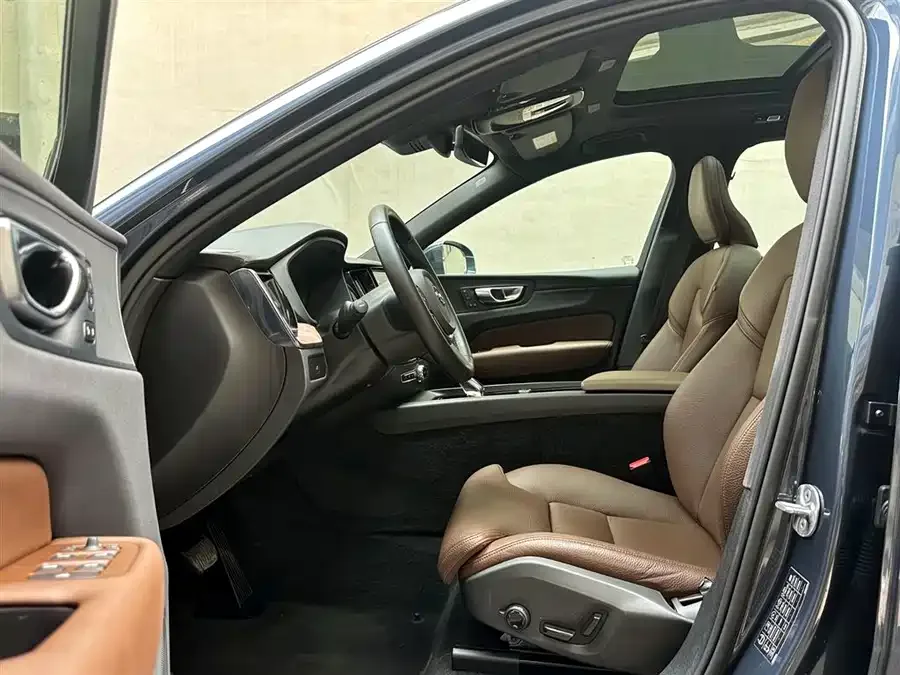 Volvo XC60 2025 B5 4WD Zhiyuan Luxury Edition 2025 — миниатюра 3