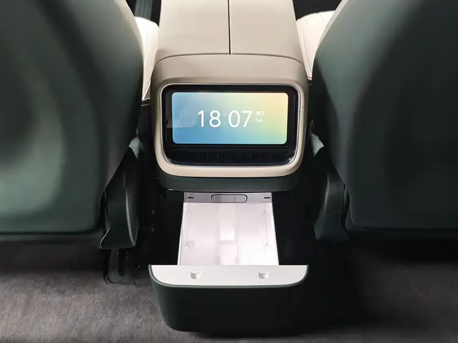 Xiaomi YU7 Xiaomi YU7 2025 Ultra-long battery life High-performance 4WD Max version 2025 — миниатюра 4