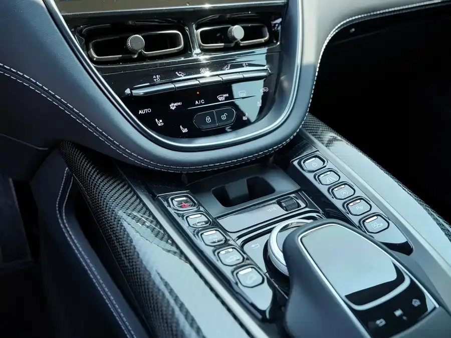 Aston Martin DBX 2022 3.0T STRAIGHT-SIX 2022 — миниатюра 4
