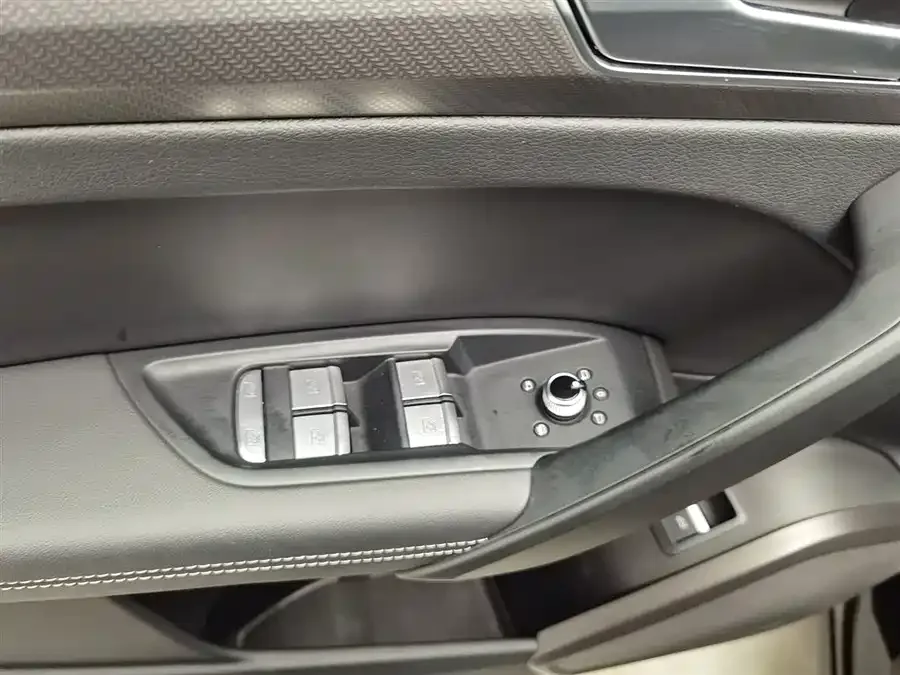 Audi Q5L 2024 40 TFSI Luxury Dynamic Edition 2024 — миниатюра 3