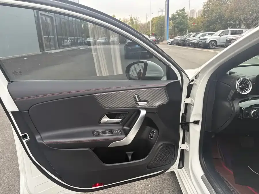 Mercedes-Benz Class A Mercedes-Benz A-Class 2024 A 200 L Dynamic Edition 2024 — миниатюра 2