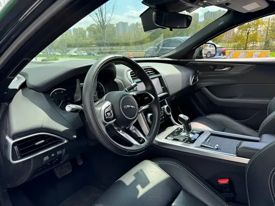 Jaguar XEL 2022 2.0T 200PS R-DYNAMIC Youth Sports Edition 2022 — миниатюра 3