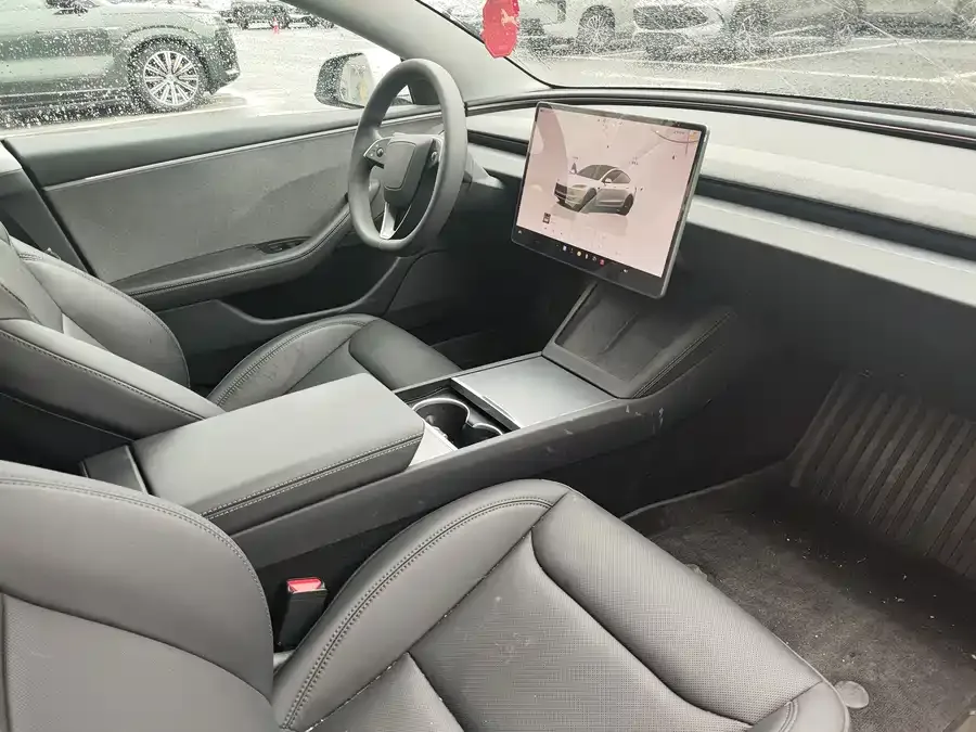 Tesla Model 3 Model 3 2025 facelift rear-wheel drive version 2026 — миниатюра 5