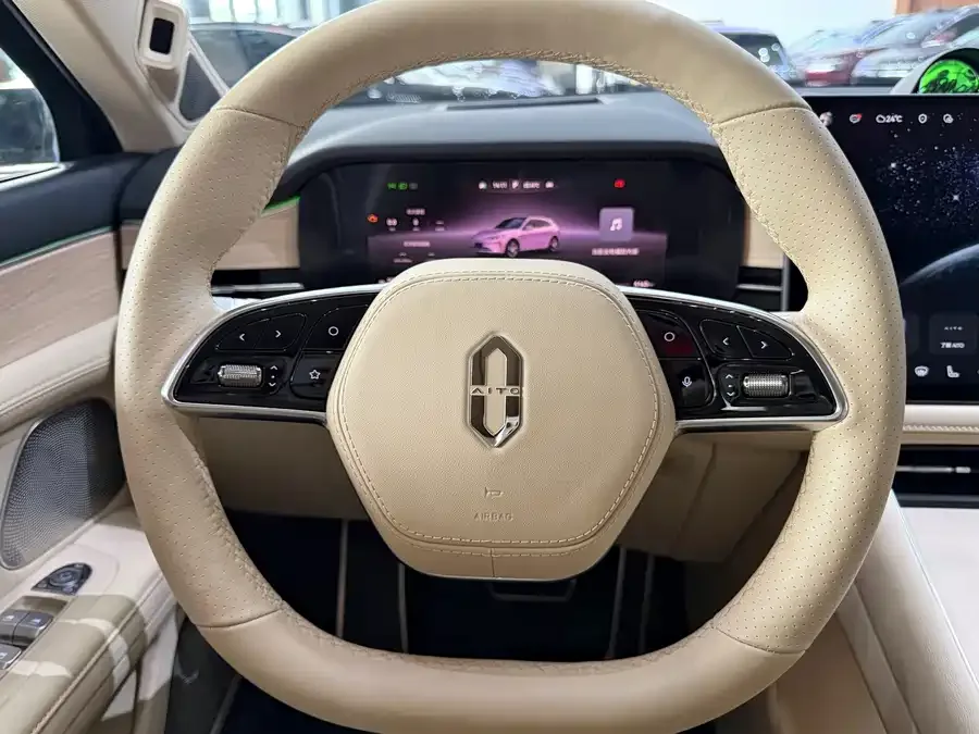 AITO M5 M5 2025 Extended Range Ultra 4WD Edition 2025 — миниатюра 4