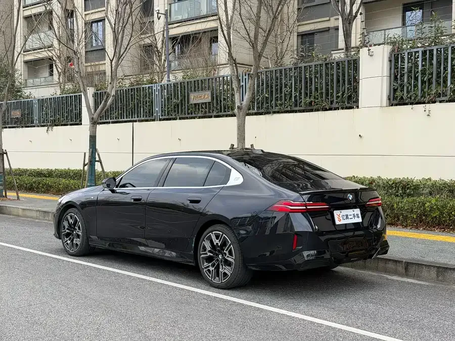 BMW 5 Series BMW 5 Series 2024 530Li Exclusive M Sports Package 2024 — миниатюра 2