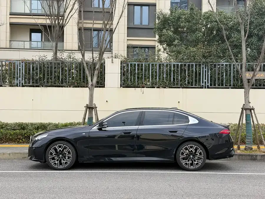 BMW 5 Series BMW 5 Series 2024 530Li Exclusive M Sports Package 2024 — миниатюра 4