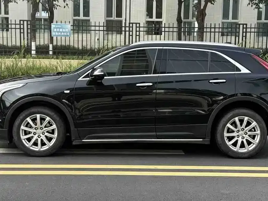 Cadillac XT4 2022 28T two-wheel drive fashion model 2022 — миниатюра 2