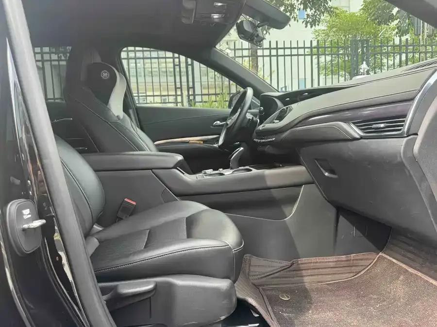 Cadillac XT4 2022 28T two-wheel drive fashion model 2022 — миниатюра 4