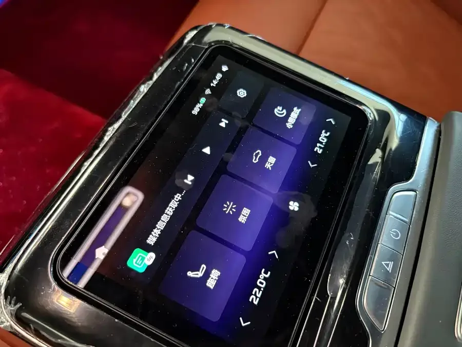 Hongqi Golden Sunflower Country Elegance Hongqi Golden Sunflower National Elegance 2024 3.0T V6 Edition 2025 — миниатюра 3