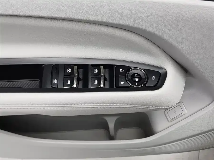 Ford Lingrui 2022 EcoBoost 170 Premium Edition 2022 — миниатюра 3