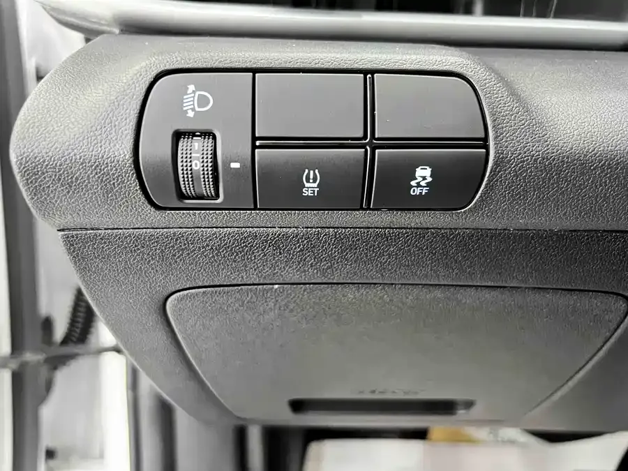 Hyundai Elantra Elantra 2023 1.5L CVT LUX Premium Edition 2024 — миниатюра 3
