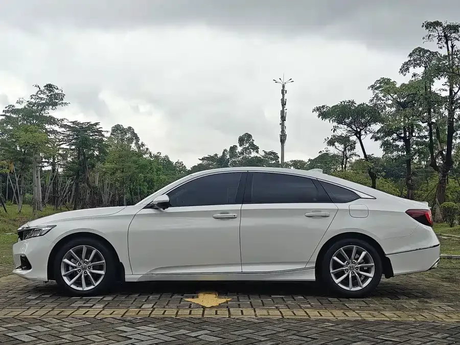 Honda Accord Accord 2022 260TURBO Deluxe Edition 2022 — миниатюра 2