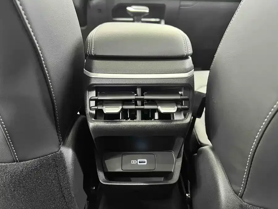 Geely Emgrand Emgrand 2022 4th Generation 1.5L CVT Premium Edition 2023 — миниатюра 4