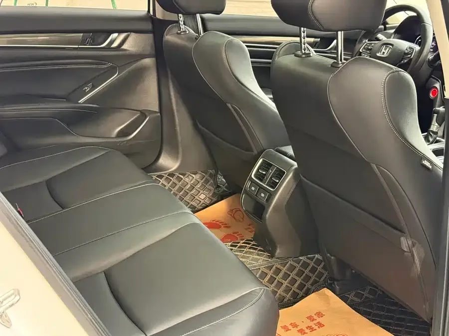 Honda Accord 2022 Accord 260TURBO Fantasy Night Premium Edition 2023 — миниатюра 3