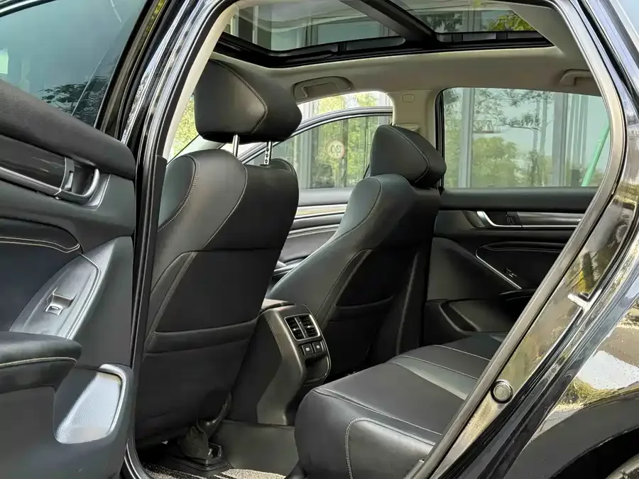 Honda Accord 2022 Accord 260TURBO Fantasy Night Premium Edition 2022 — миниатюра 5