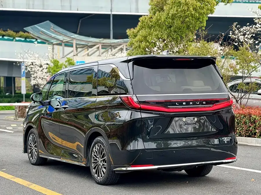 Lexus LM 2023 500h Six-seat Premium Edition 2024 — миниатюра 2