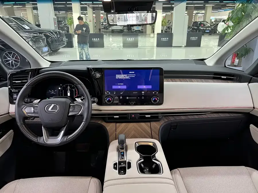 Lexus LM 500h 6-seat Premium Edition (2025) 2025 — миниатюра 5