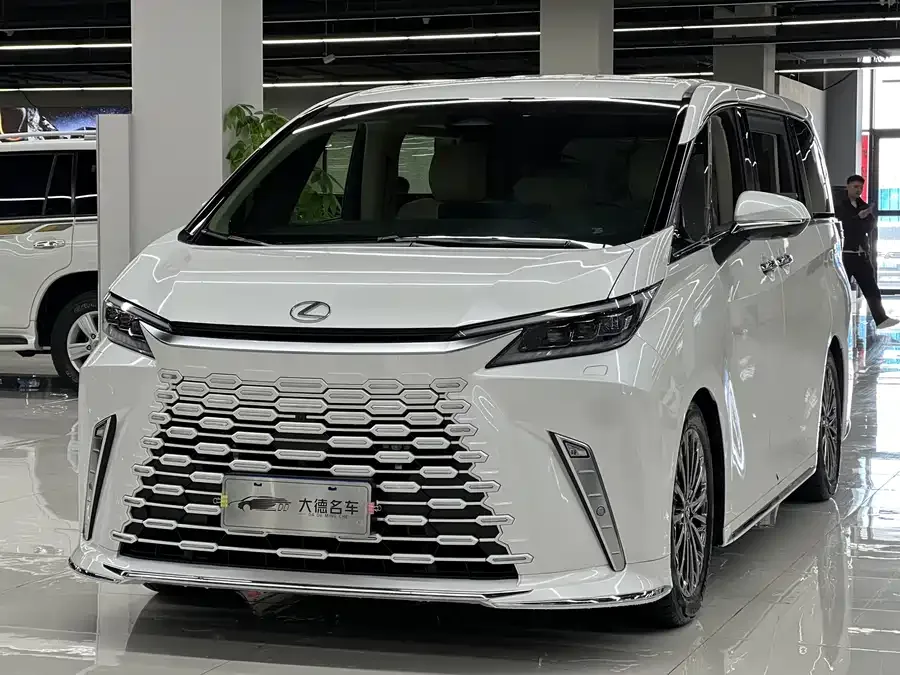 Lexus LM 2025