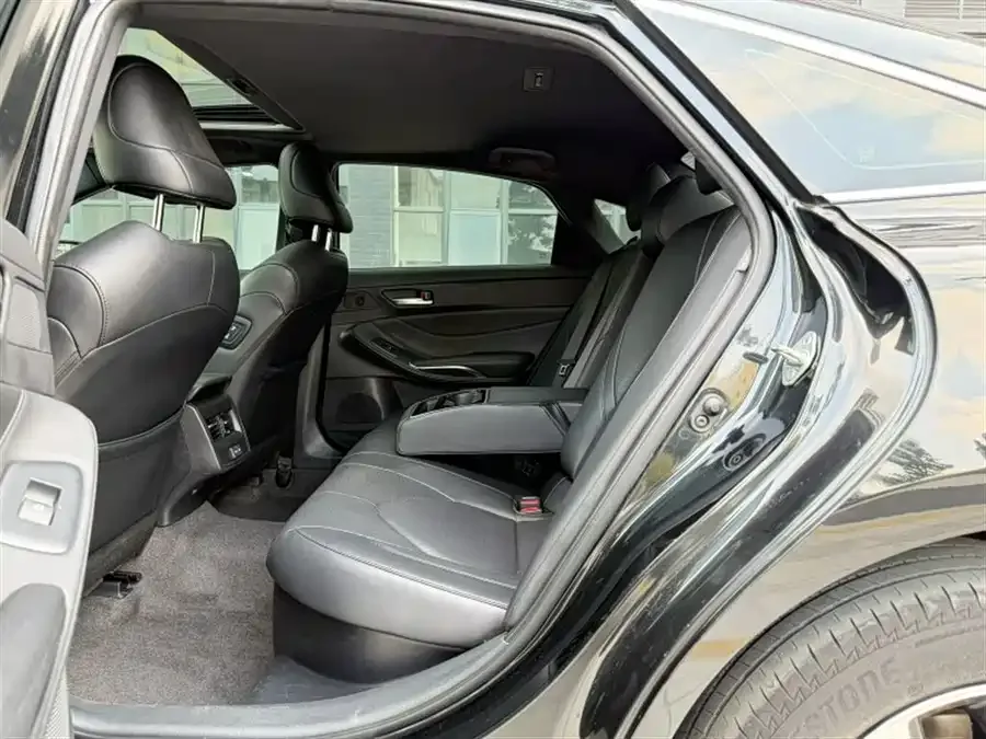 Toyota Avalon 2023 Avalon Hybrid 2.5L Luxury Edition 2023 — миниатюра 3
