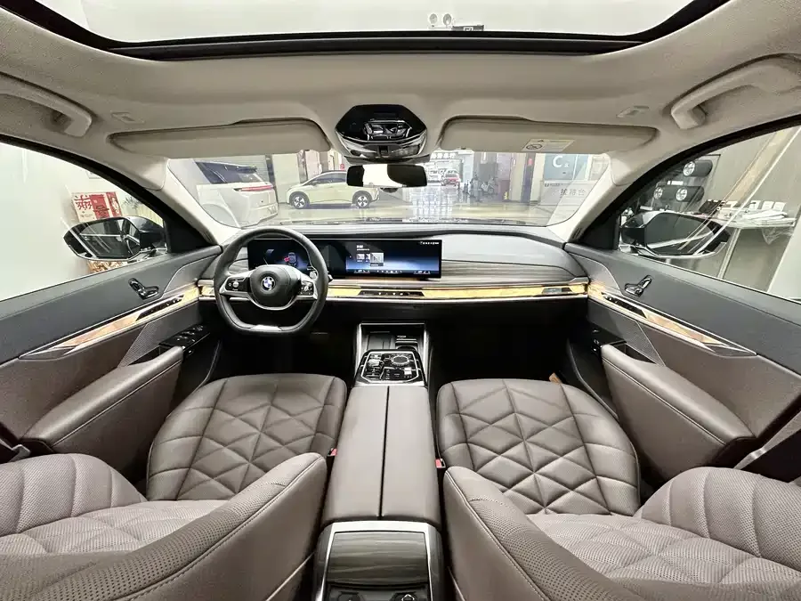 BMW 7 Series BMW 7 Series 2023 735Li Luxury Package 2024 — миниатюра 3