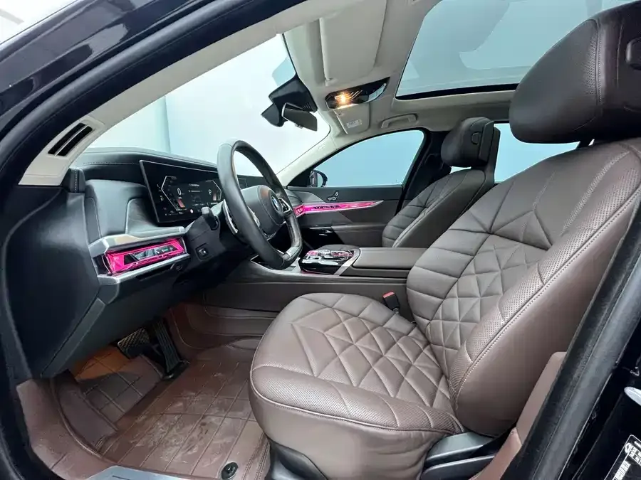 BMW 7 Series BMW 7 Series 2023 735Li Luxury Package 2024 — миниатюра 3