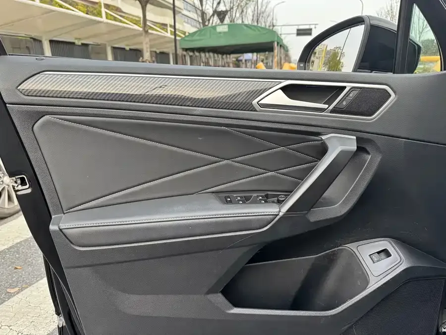 Volkswagen Tiguan L Tiguan L 2024 330TSI Automatic 2WD R-Line Enjoy Edition 2024 — миниатюра 3