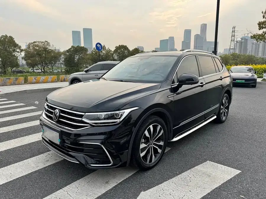 Volkswagen Tiguan L Tiguan L 2024 330TSI Automatic 2WD R-Line Enjoy Edition 2024 — фото 1, купить с доставкой в Москву