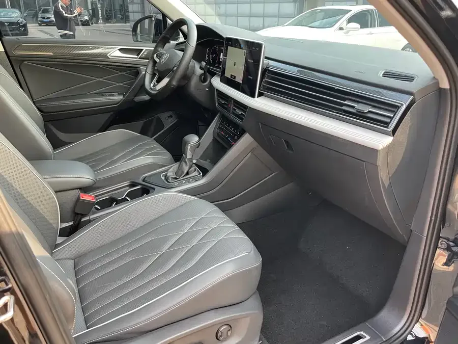 Volkswagen Tiguan L Tiguan L 2023 330TSI Automatic 2WD R-Line Enjoy Edition 2023 — миниатюра 4