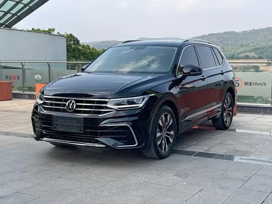 Volkswagen Tiguan L Tiguan L 2023 330TSI Automatic 2WD R-Line Enjoy Edition 2023 — фото 1, купить с доставкой в Москву