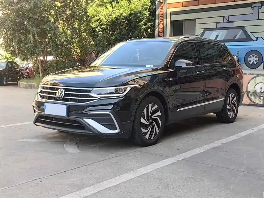 Volkswagen Tiguan L Tiguan L 2022 330TSI Automatic 2WD Smart Edition 2022 — фото 1, купить с доставкой в Москву