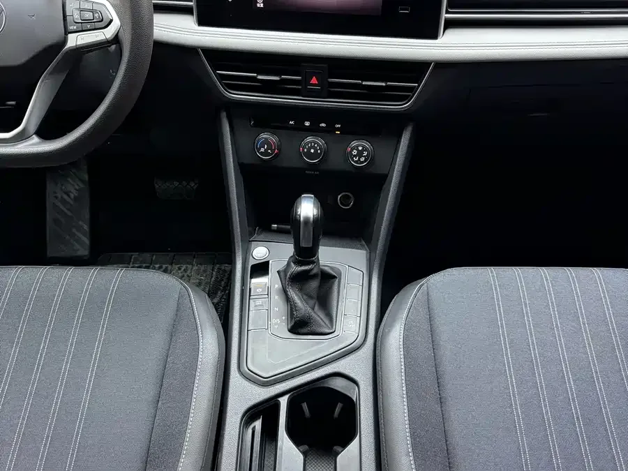Volkswagen Tiguan L Tiguan L 2022 330TSI Automatic 2WD Comfort Edition 2022 — миниатюра 5