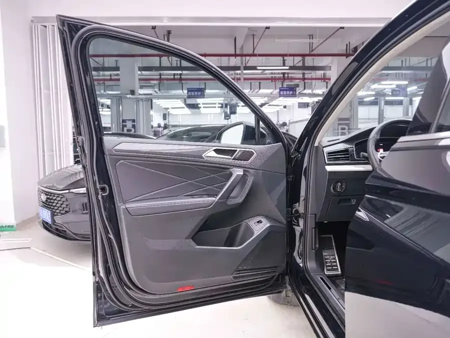 Volkswagen Tiguan L Tiguan L 2022 330TSI Automatic 2WD R-Line Enjoy Edition 2022 — миниатюра 4
