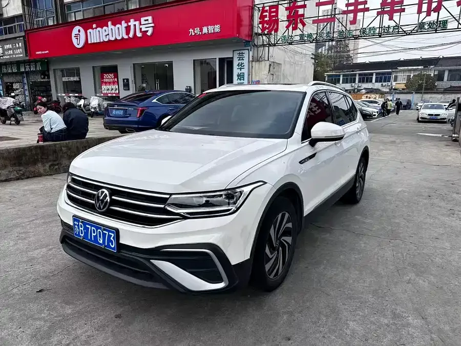 Volkswagen Tiguan L Tiguan L 2022 330TSI Automatic 2WD Smart Edition 2022 — фото 1, купить с доставкой в Москву