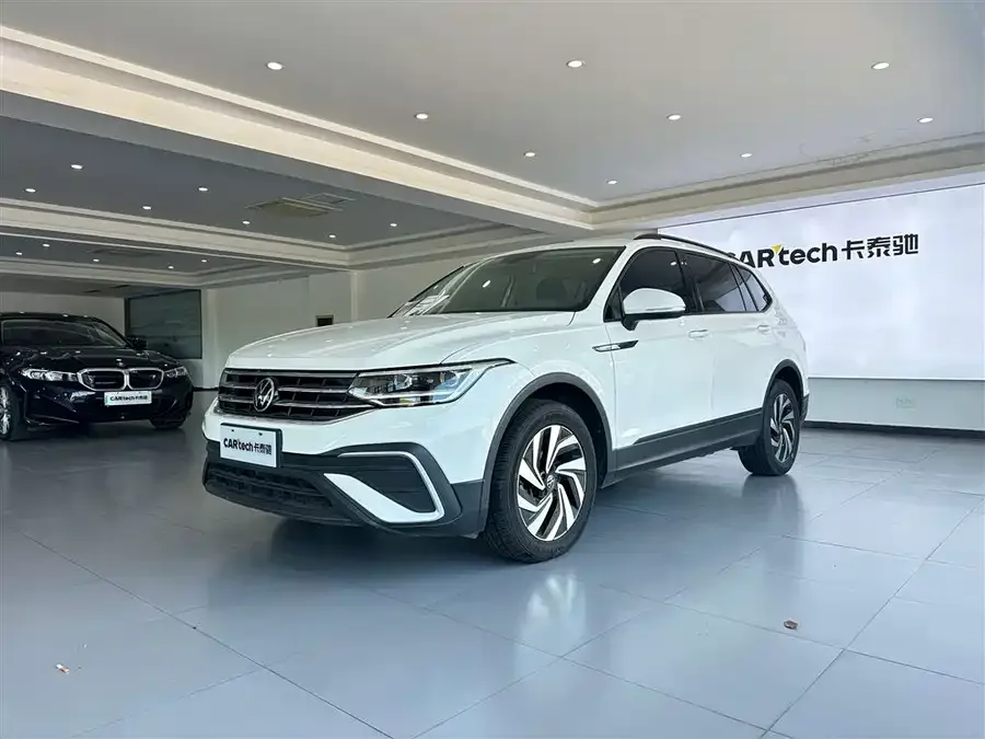 Volkswagen Tiguan L Tiguan L 2022 330TSI Automatic 2WD Comfort Edition 2022 — фото 1, купить с доставкой в Москву
