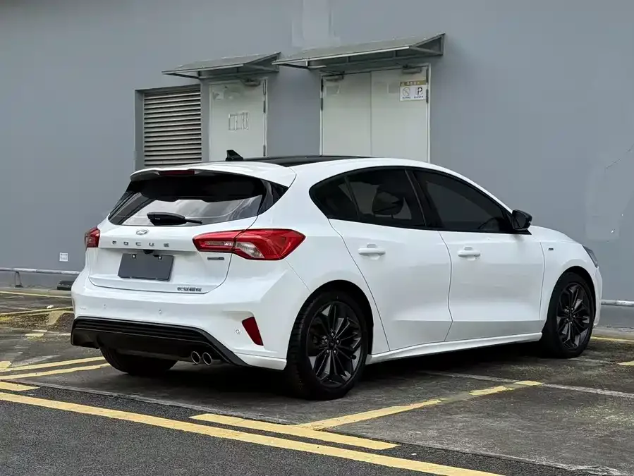 Ford Focus Focus 2022 hatchback EcoBoost 180 automatic ST Line 2023 — миниатюра 2