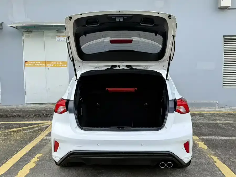 Ford Focus Focus 2022 hatchback EcoBoost 180 automatic ST Line 2023 — миниатюра 3