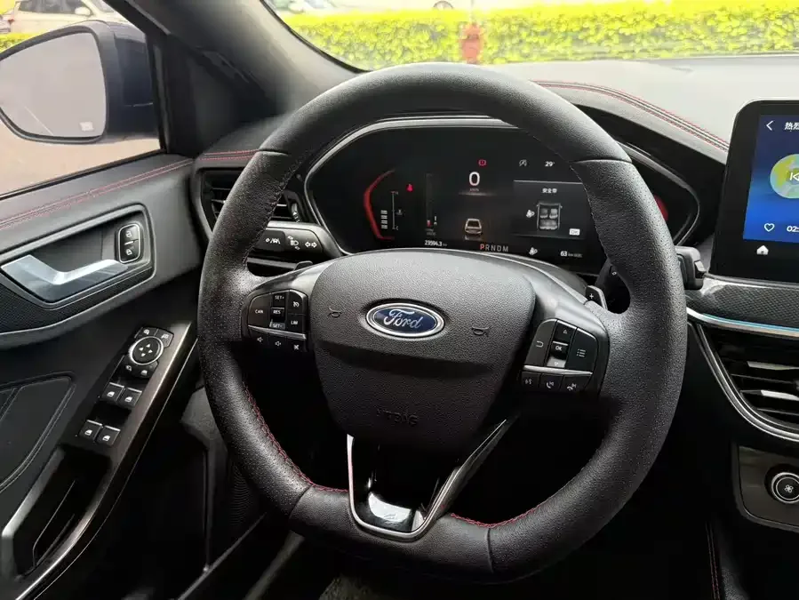 Ford Focus Focus 2022 hatchback EcoBoost 180 automatic ST Line 2023 — миниатюра 5