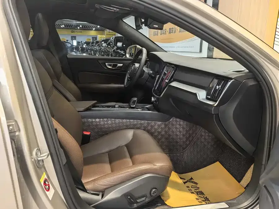Volvo S60 2024 B4 Luxury Edition 2023 — миниатюра 3