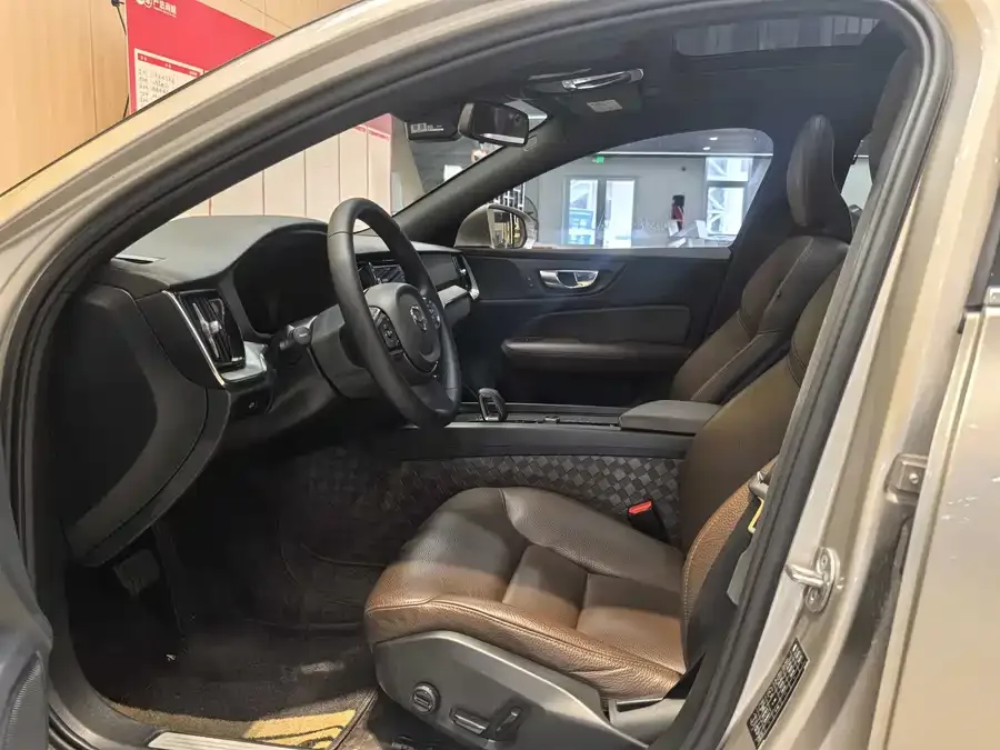 Volvo S60 2024 B4 Luxury Edition 2023 — миниатюра 5